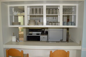 คอมฟอร์ท คอนโด, 2 ห้องนอน, วิวคลอง | ครัวส่วนตัว | ตู้เย็น, ไมโครเวฟ, เครื่องชงกาแฟ/ชา