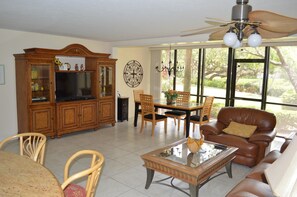 Comfort Condo, 2 Bedrooms, Canal View | Living area