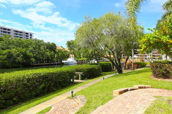 Condo Confort, 2 chambres, vue sur le canal | Jardin