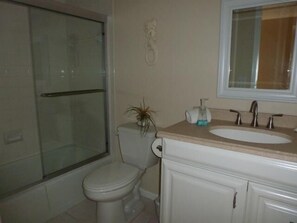 Comfort Condo, 2 Bedrooms, Canal View | Bathroom