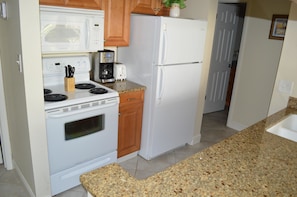 Appart'hôtel Confort, 2 chambres, vue piscine | Cuisine privée | Réfrigérateur, micro-ondes, four, plaque de cuisson