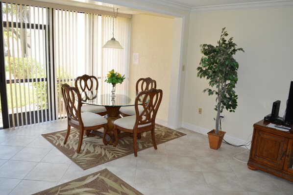 Comfort Condo, 2 Bedrooms, Pool View | In-room dining