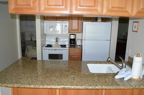 Comfort Condo, 2 Bedrooms, Pool View | Private kitchen