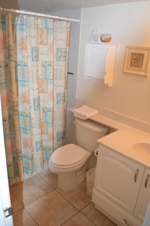 Comfort House, 2 Bedrooms, Pool View | Bathroom | Shower, towels