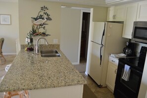 Condo conforto, 2 quartos, vista para a piscina | Cozinha privada | Geladeira, micro-ondas, cafeteira/chaleira