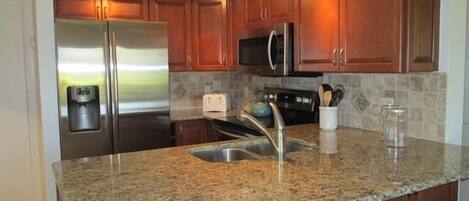 コンフォート コンドミニアム 2 ベッドルーム プールビュー | 専用キッチン | 冷蔵庫、電子レンジ、オーブン、コンロ