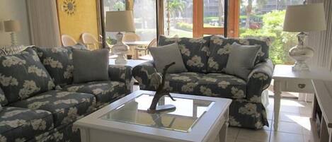 コンフォート コンドミニアム 2 ベッドルーム プールビュー | リビング エリア