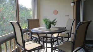 Comfort-Haus, 3 Schlafzimmer, Poolblick | Essbereich im Zimmer