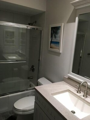 Comfort-Haus, 3 Schlafzimmer, Poolblick | Badezimmer | Dusche, Handtücher