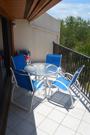 คอมฟอร์ทคอนโด, 2 ห้องนอน, วิวสระว่ายน้ำ | ระเบียง