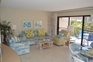 คอมฟอร์ทคอนโด, 2 ห้องนอน, วิวสระว่ายน้ำ | บริเวณนั่งเล่น