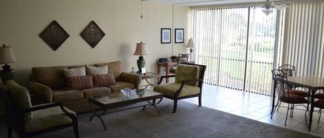 Comfort Condo, 2 Bedrooms, Lagoon View | Living area