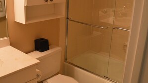 Kondominium Comfort, 2 kamar tidur, pemandangan laguna | Kamar mandi | Shower dan handuk