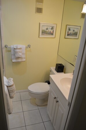 Comfort appartement, 2 slaapkamers, uitzicht op lagune | Badkamer | Een douche, handdoeken