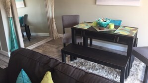 Condo tiện nghi đơn giản, 2 phòng ngủ, quang cảnh eo biển | Khu phòng khách