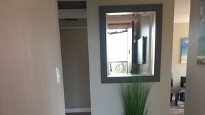 Condo tiện nghi đơn giản, 2 phòng ngủ, quang cảnh eo biển | Hành lang