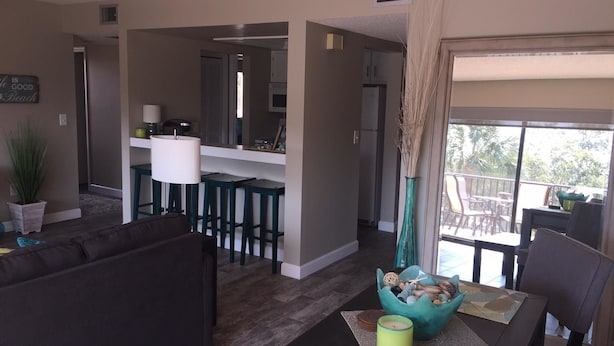 Condo tiện nghi đơn giản, 2 phòng ngủ, quang cảnh eo biển | Khu vực ăn uống tại phòng