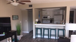 Condo tiện nghi đơn giản, 2 phòng ngủ, quang cảnh eo biển | Khu phòng khách
