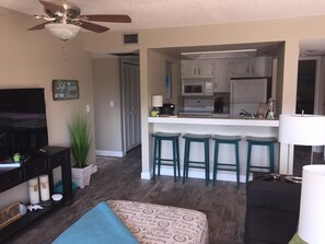 Living area - Cove II 733F 2 Bedroom Condo By Midnight Cove II (Siesta Key)