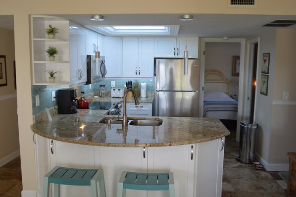 Comfort Condo, 2 Bedrooms, Lagoon View | Private kitchen