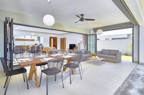 Vila, 3 quartos, vista para a piscina, no jardim | Opções para refeição no quarto