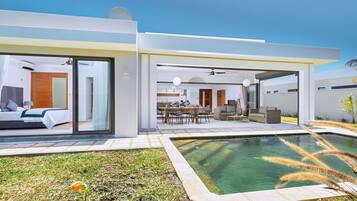 Outdoor pool, pool loungers