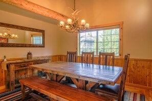 Family Apartment, 5 Bedrooms | In-room dining - Vine Maple 21 (Bend)