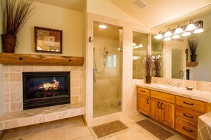 Family Apartment, 5 Bedrooms | Bathroom - Tokatee 22 (Bend)