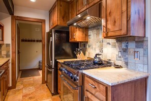 Family Apartment, 2 Bedrooms | Private kitchen