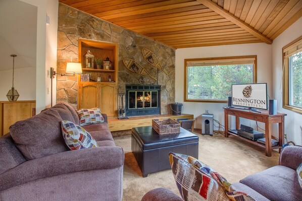 Family Apartment, 3 Bedrooms | Living area | DVD player - Rogue 3 (Bend)