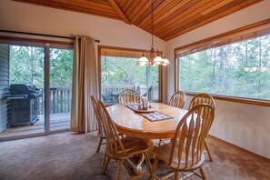 Appartement familial, 3 chambres | Repas dans la chambre