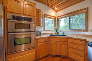 Family Apartment, 3 Bedrooms | Private kitchen | Fridge, microwave, coffee/tea maker - Rogue 3 (Bend)