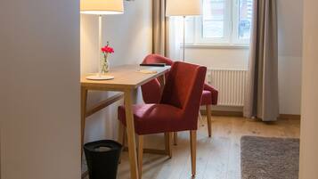 Egyptian cotton sheets, premium bedding, in-room safe, desk