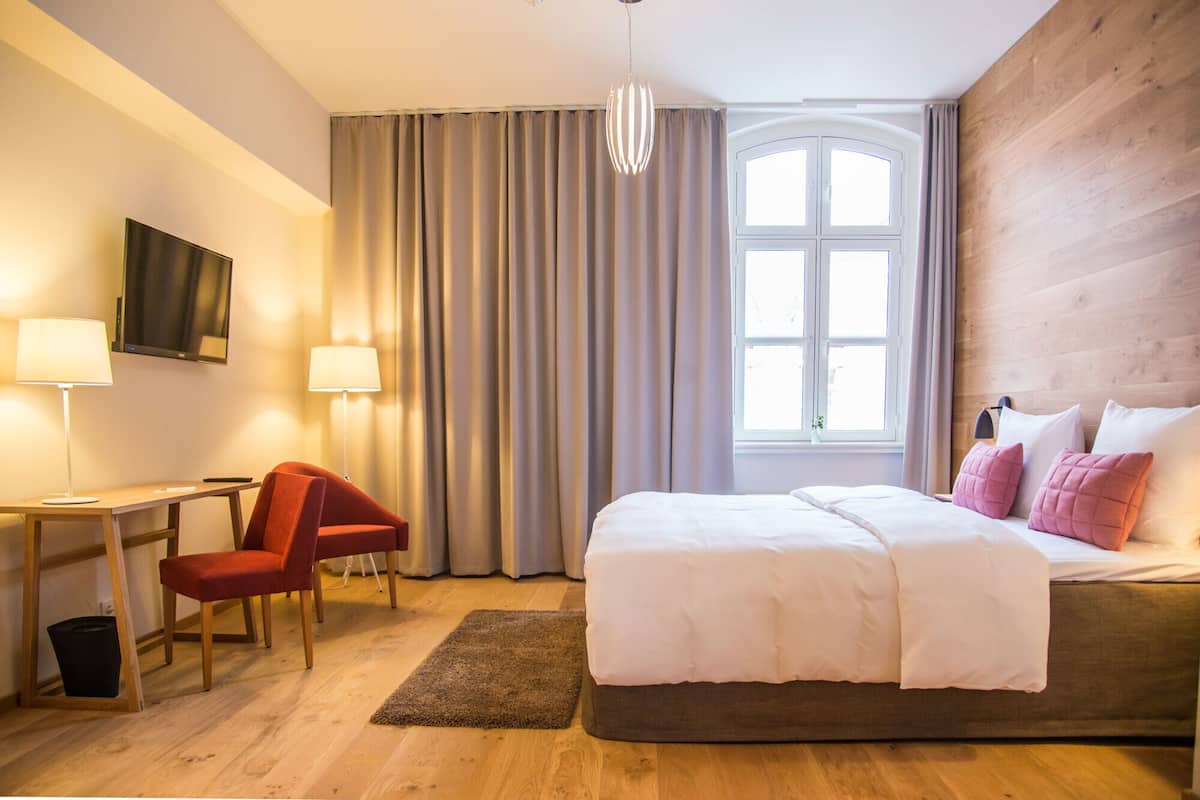 Egyptian cotton sheets, premium bedding, in-room safe, desk