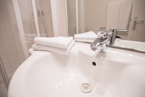Ducha, secador de pelo, toallas, papel higiénico