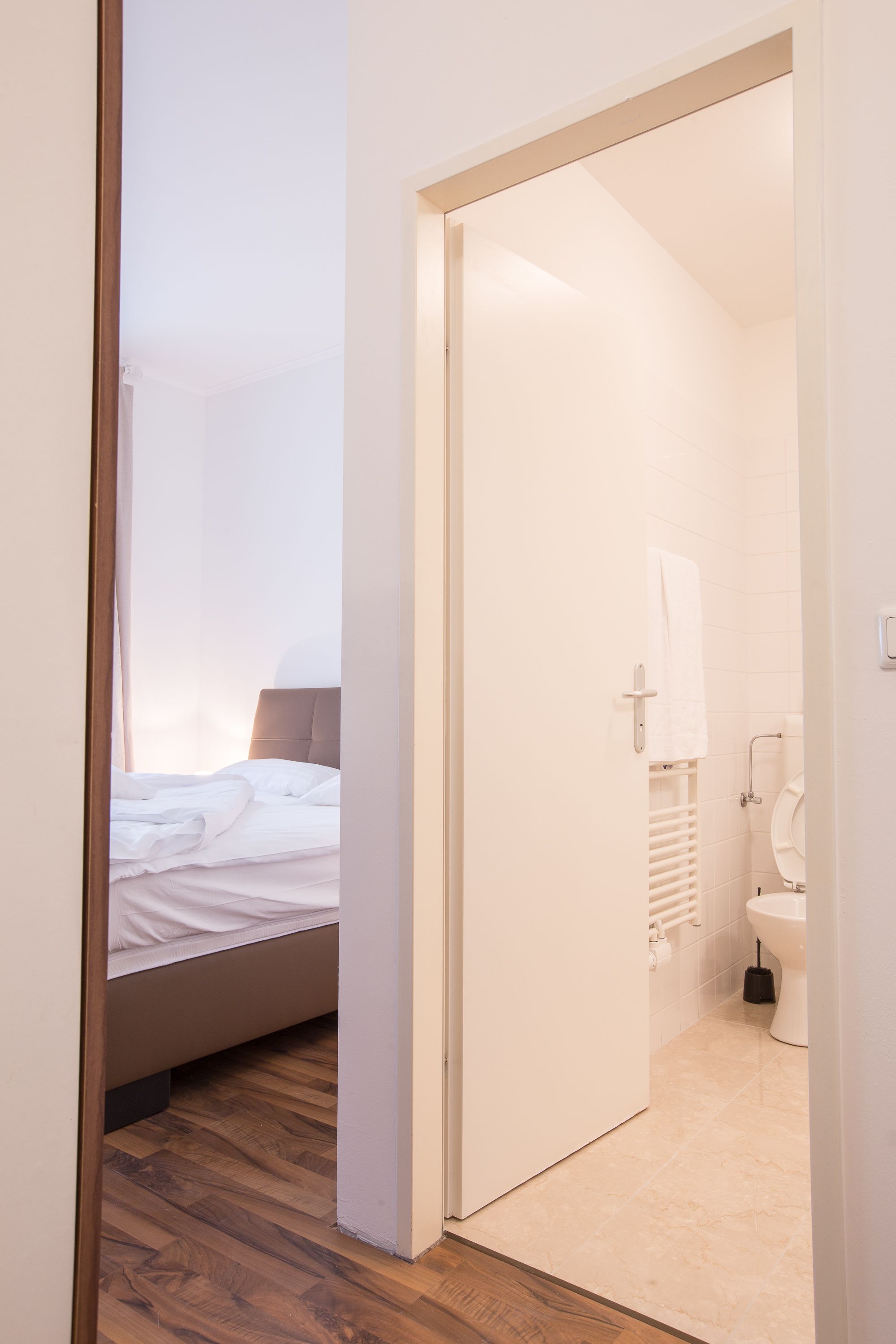 Business-Apartment, 1 Schlafzimmer, barrierefrei, zum Innenhof hin (inkl. Endreinigungsgebühr € 55) | 1 Schlafzimmer, hochwertige Bettwaren, laptopgeeigneter Arbeitsplatz