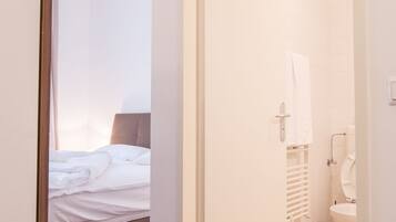 Business-Apartment, 1 Schlafzimmer, barrierefrei, zum Innenhof hin (inkl. Endreinigungsgebühr € 55) | 1 Schlafzimmer, hochwertige Bettwaren, laptopgeeigneter Arbeitsplatz