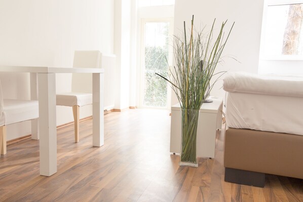 1 bedroom, premium bedding, laptop workspace, iron/ironing board - Grand Central Apartments (Vienna)