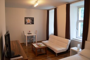 시티 아파트, 침실 1개, 정원 전망 (incl. end cleaning fee) | 거실 | 케이블 채널 시청이 가능한 40인치 평면 TV, TV