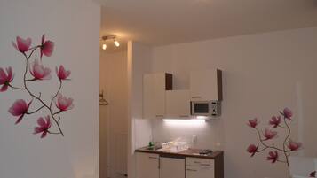 City-Apartment, 1 Schlafzimmer, Gartenblick (inkl. Endreinigungsgebühr € 55) | Eigene Kochnische | Großer Kühlschrank, Mikrowelle, Herdplatte