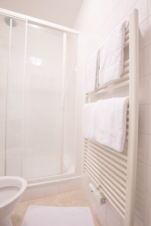 Shower, hair dryer, towels, toilet paper - Grand Central Apartments (Vienna)