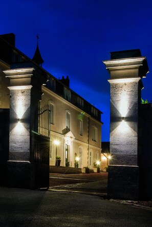 A historic building with a symmetrical facade, large windows, and a central entrance. - Le Haut des Lys (Villandry)