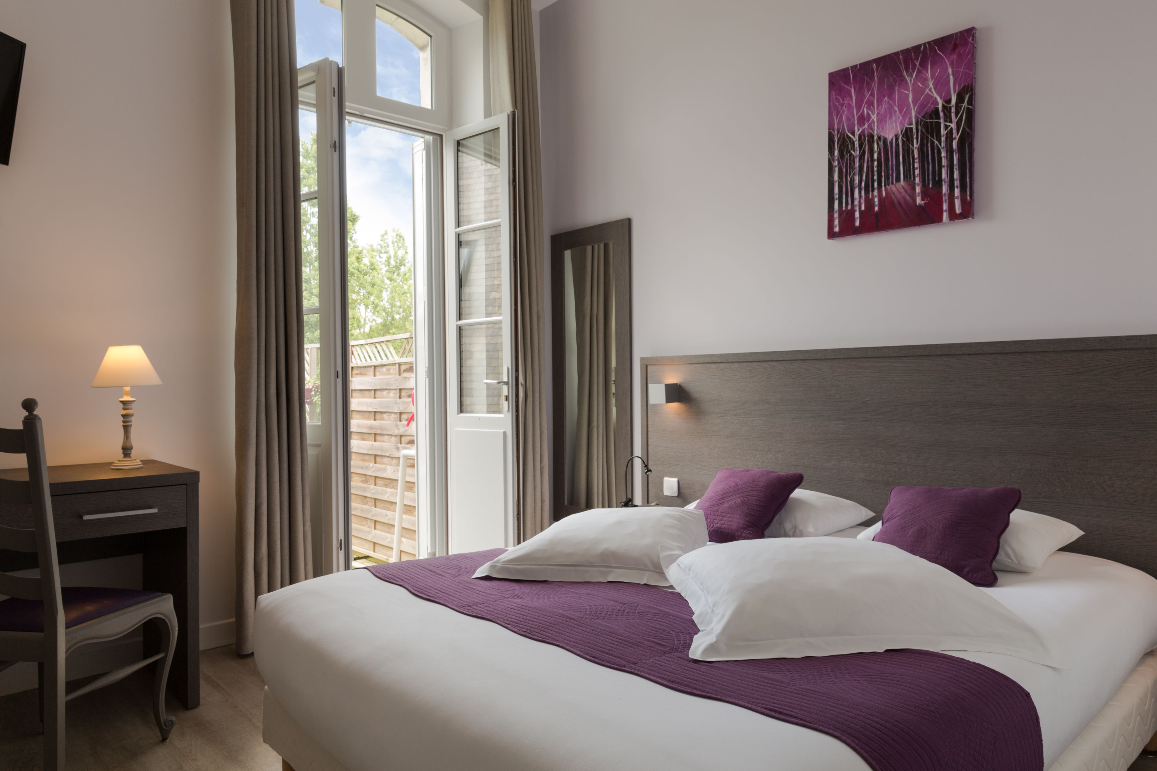 Habitación doble Confort, 1 cama Queen size, hidromasaje | Minibar, caja de seguridad en la habitación y decoración personalizada 