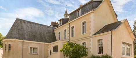 Vista frontal de la propiedad