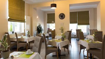 Desayuno buffet (EUR 14.00 por persona)