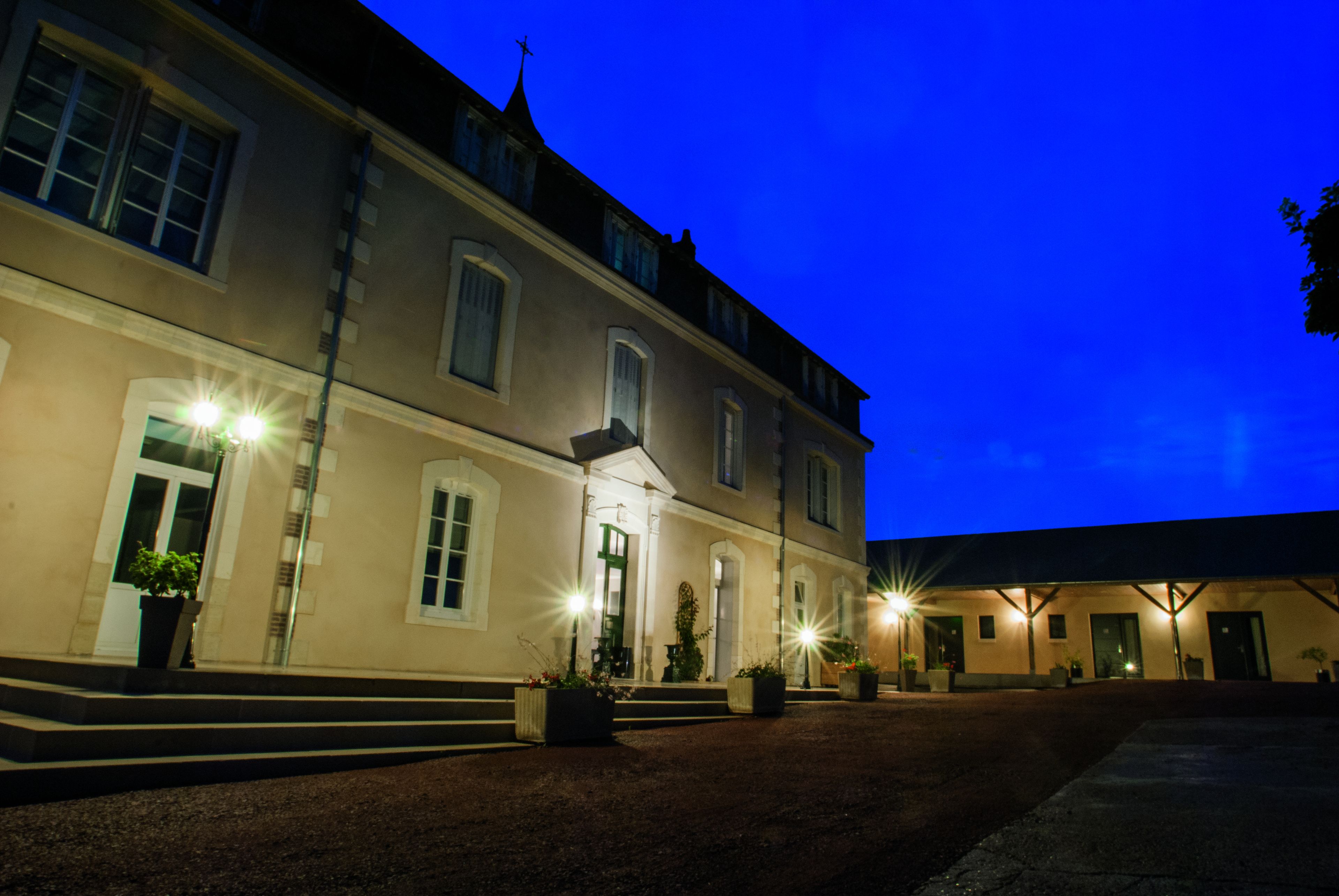 Un edifici gran i antic, amb una façana simètrica, nombroses finestres i una entrada central.