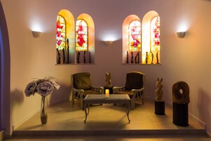 Coin salon dans le hall