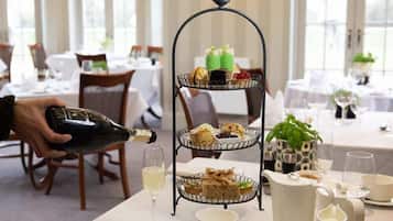 Lunch and dinner served, British cuisine