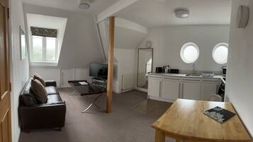 Appartement Luxe, salle de bains attenante, vue jardin (Apartment 5) | Bar lounge