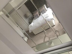 Appartement Luxe, salle de bains attenante, vue jardin (Apartment 3)
